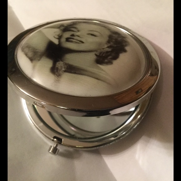 🎀Marilyn Monroe Compact Mirror🎀 - Picture 2 of 4